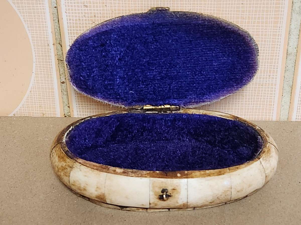 ANTIQUE WOOD AND CAMEL BONE OVAL TRINKET BOX