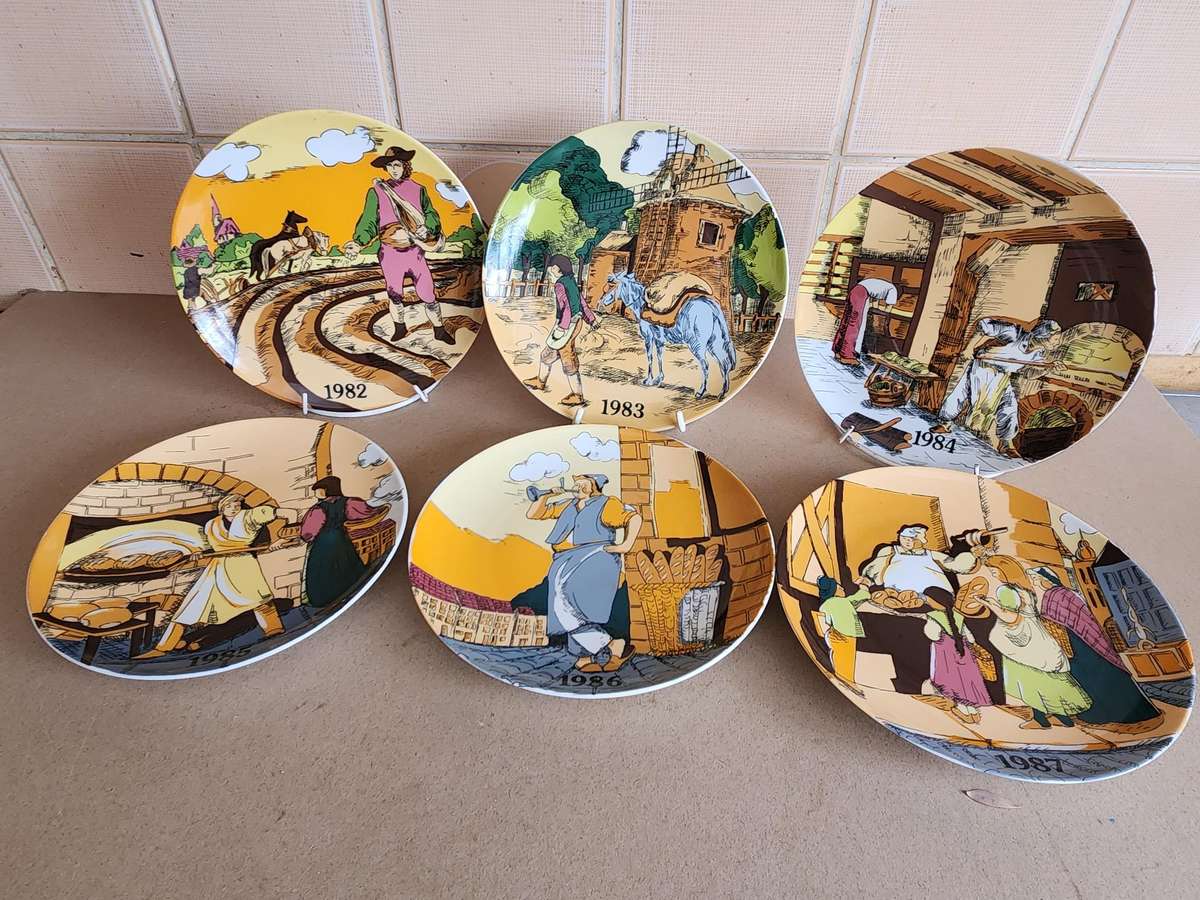 AWESOME SET OF SIX BAVARIA WINTERLING DECOR PLATES