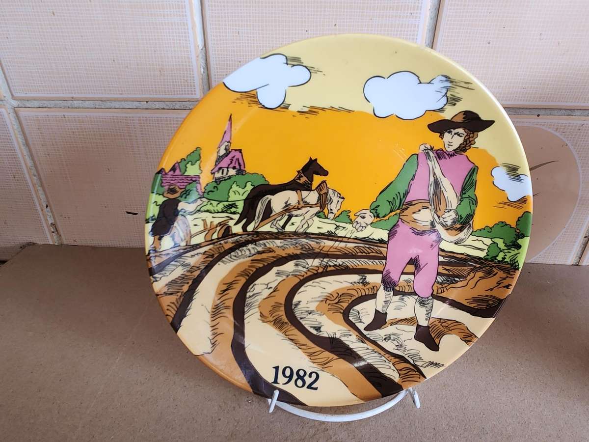 AWESOME SET OF SIX BAVARIA WINTERLING DECOR PLATES