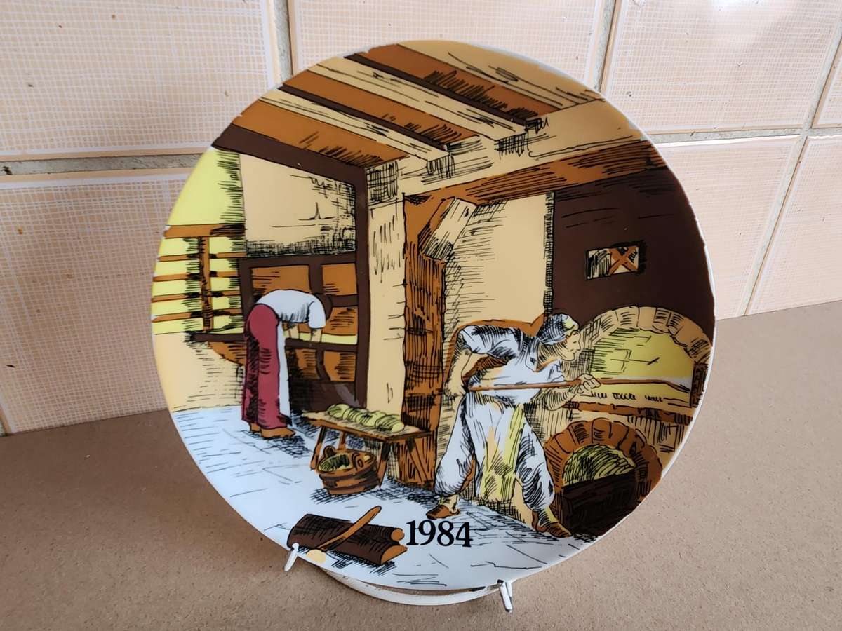 AWESOME SET OF SIX BAVARIA WINTERLING DECOR PLATES