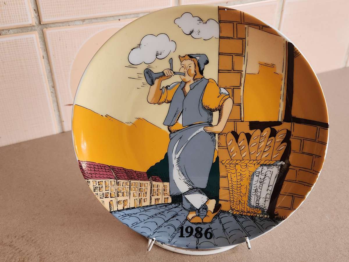 AWESOME SET OF SIX BAVARIA WINTERLING DECOR PLATES