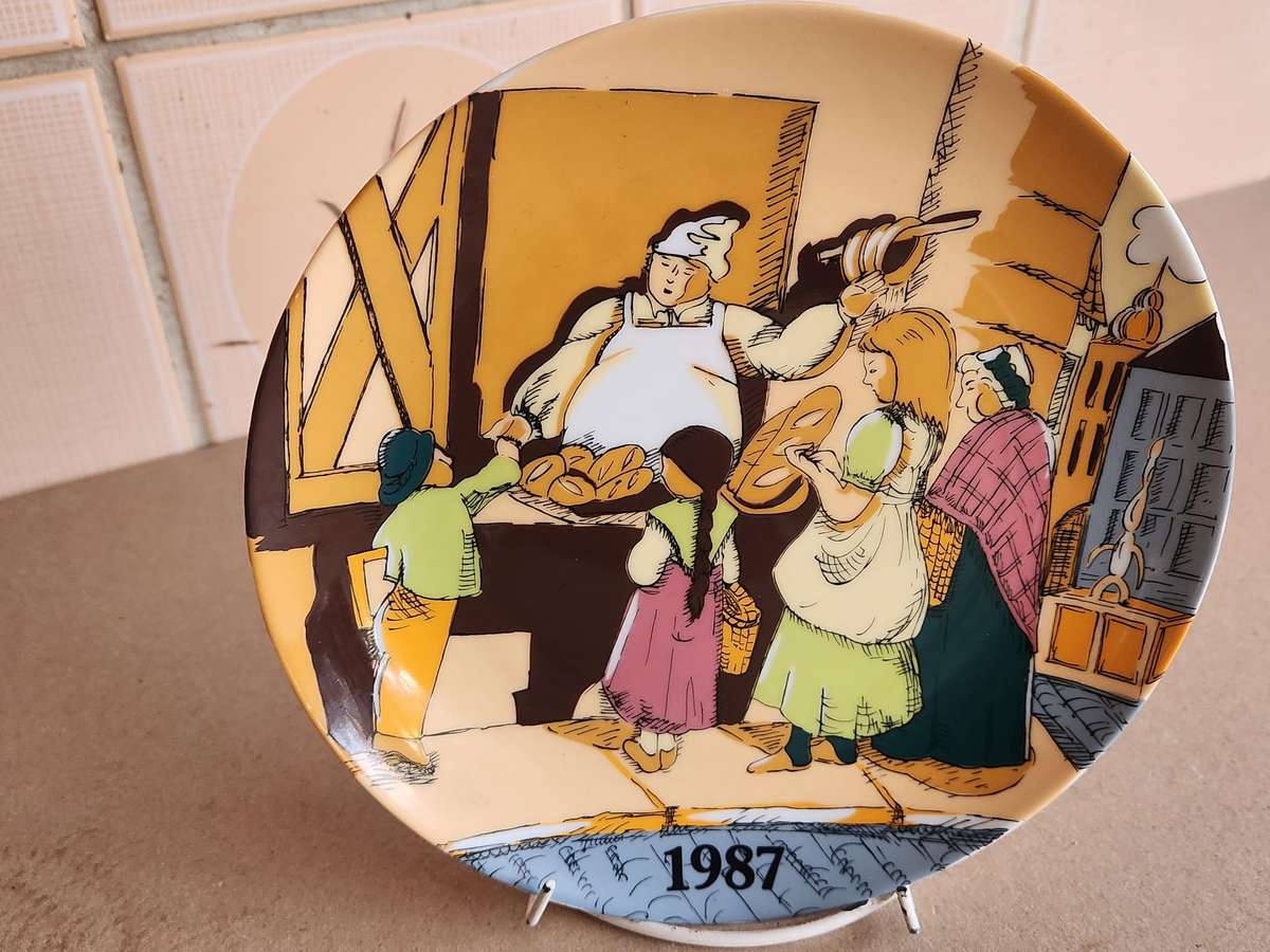 AWESOME SET OF SIX BAVARIA WINTERLING DECOR PLATES