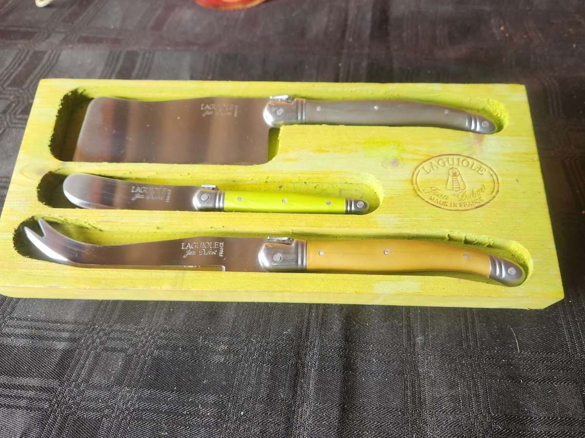 LAGUIOLE 3-PIECE CHEESE SET IN GREAT CONDITION