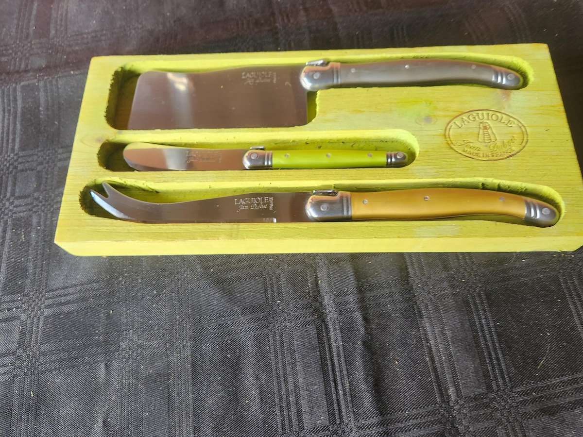 LAGUIOLE 3-PIECE CHEESE SET IN GREAT CONDITION