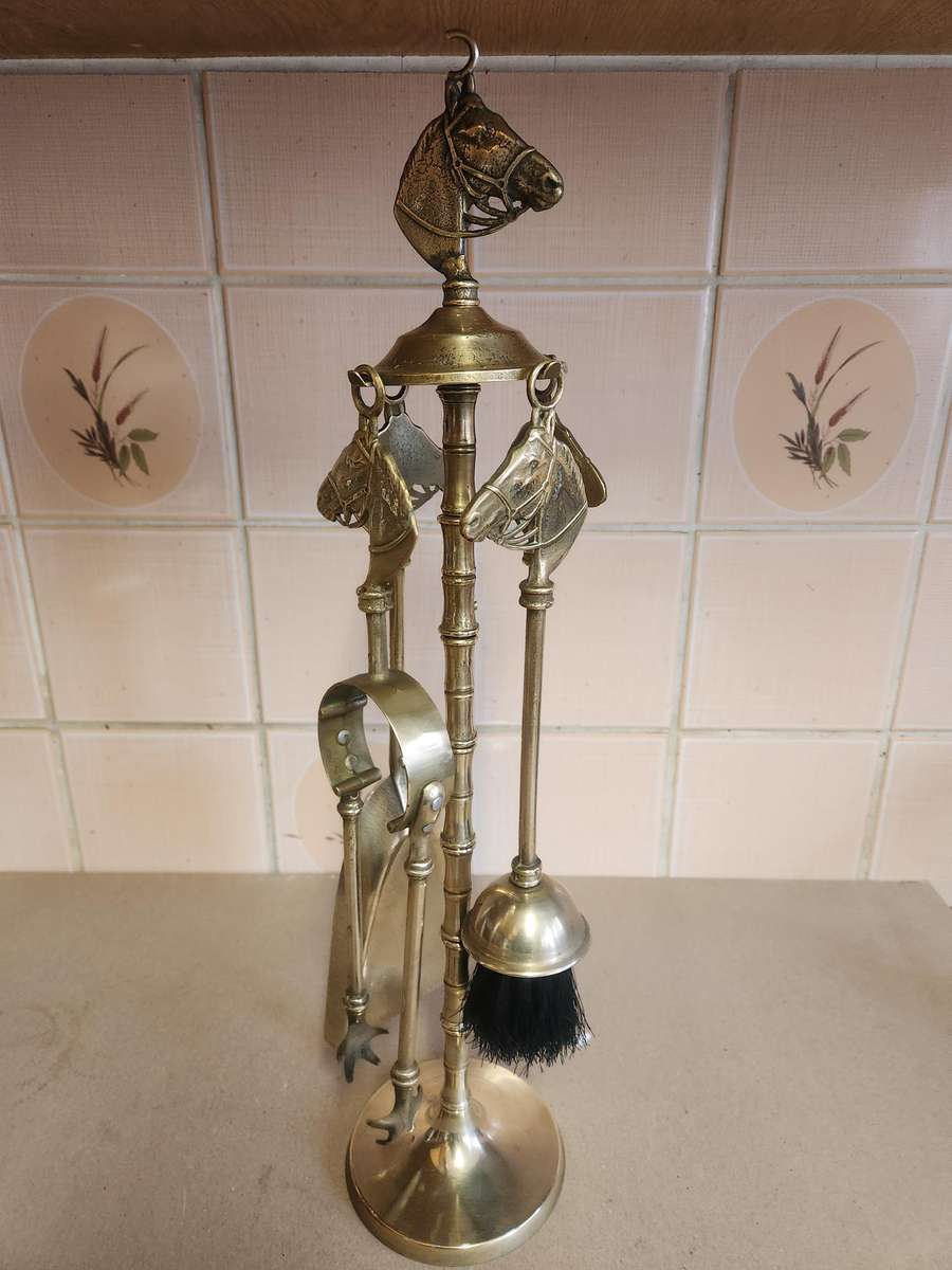 STUNNING SET OF BRASS FIRE IRONS WITH HORSE HEADS ON TOP