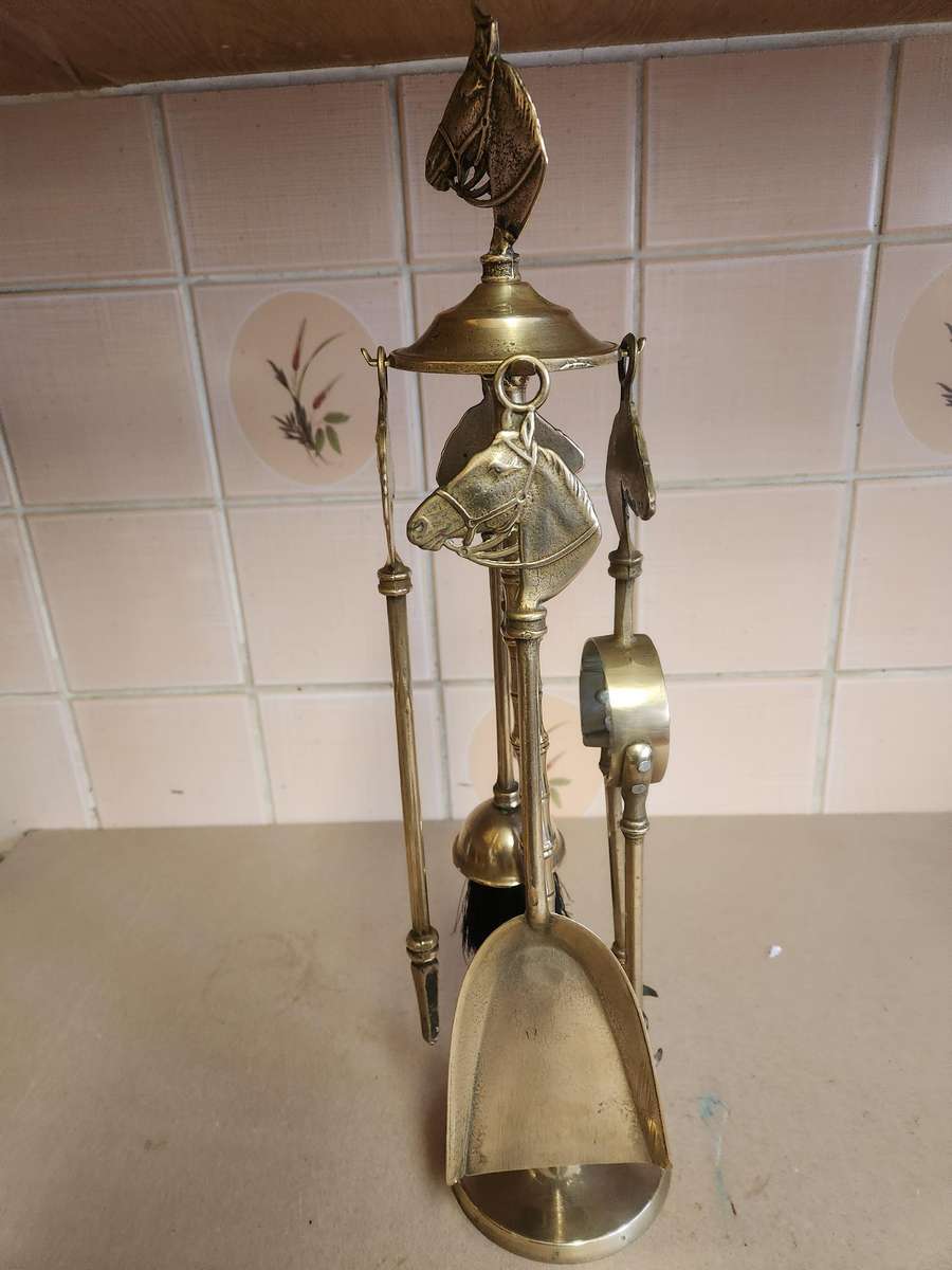 STUNNING SET OF BRASS FIRE IRONS WITH HORSE HEADS ON TOP
