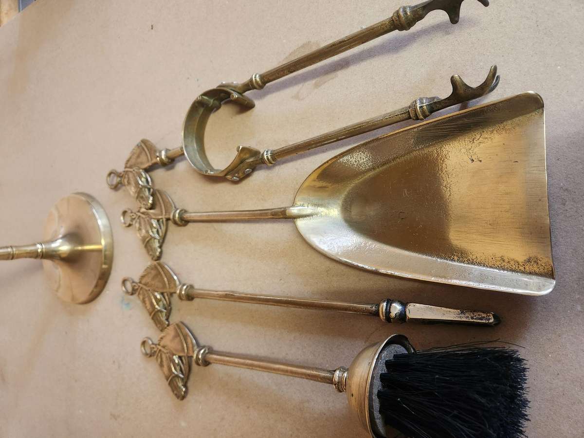 STUNNING SET OF BRASS FIRE IRONS WITH HORSE HEADS ON TOP