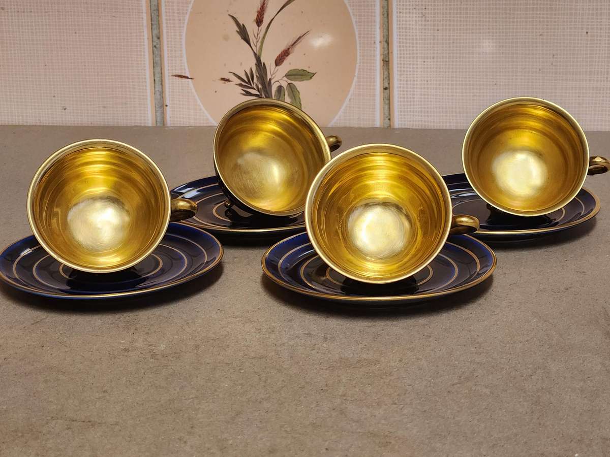 FOUR JIMENAU GRAF VON HENNEBERG PORZELLAN ECHT KOBALT DEMITASSE CUPS AND SAUCERS