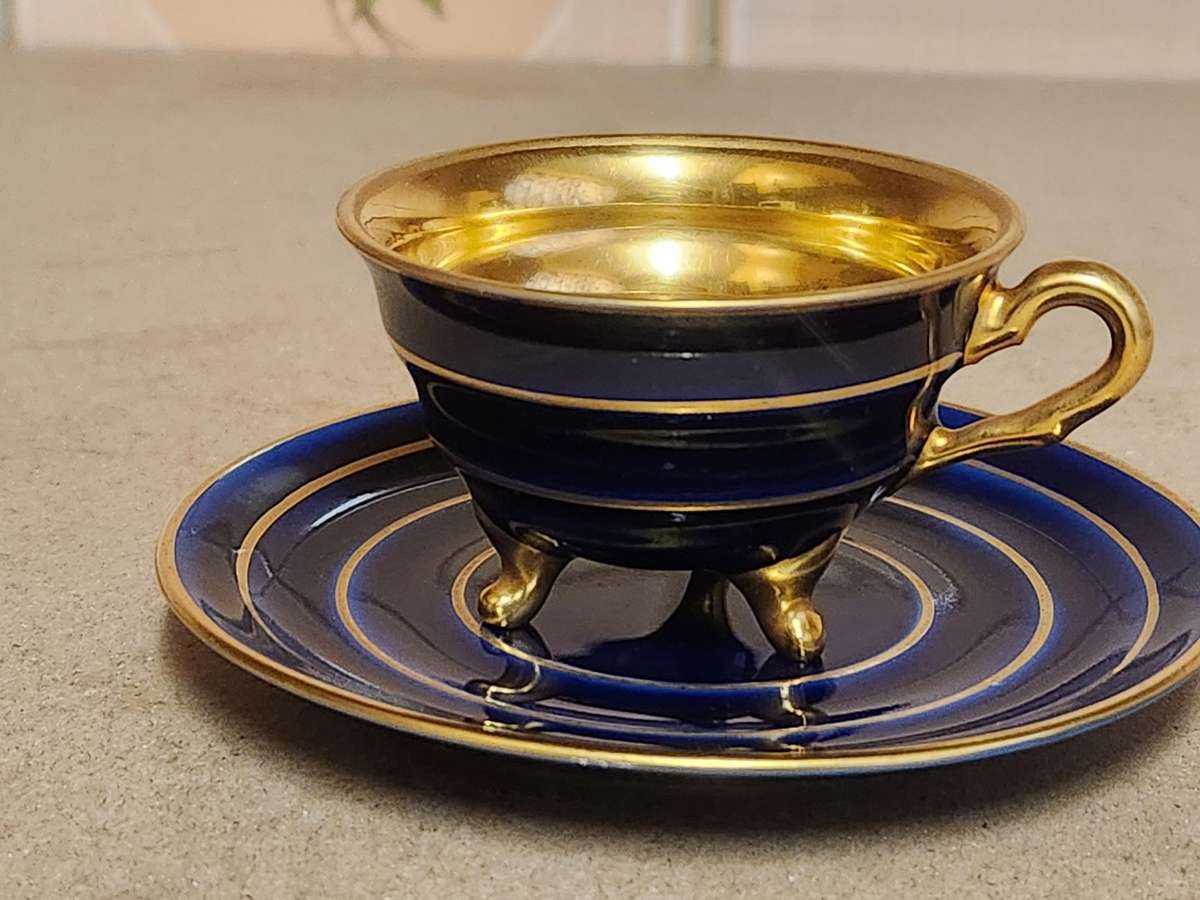 FOUR JIMENAU GRAF VON HENNEBERG PORZELLAN ECHT KOBALT DEMITASSE CUPS AND SAUCERS