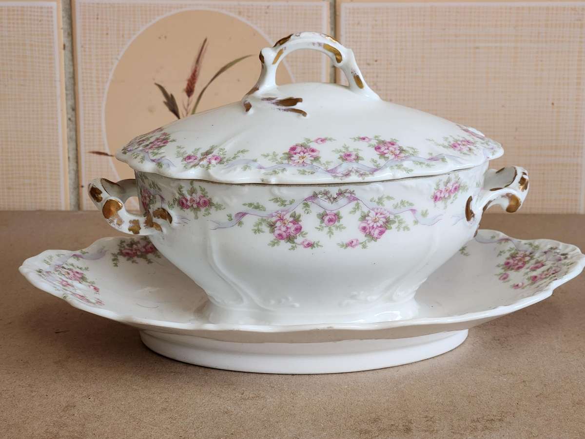 BEAUTIFUL VINTAGE LIMOGES SAUCE BOAT