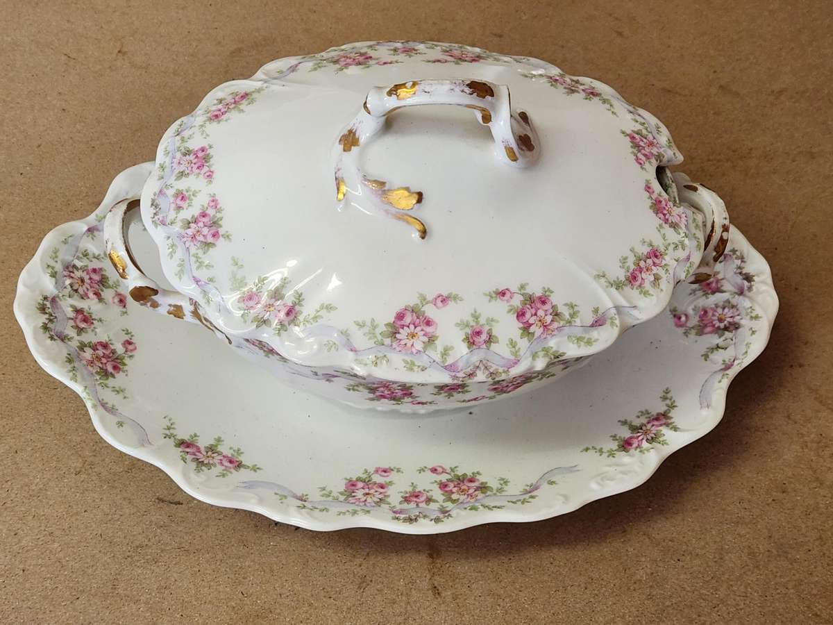 BEAUTIFUL VINTAGE LIMOGES SAUCE BOAT