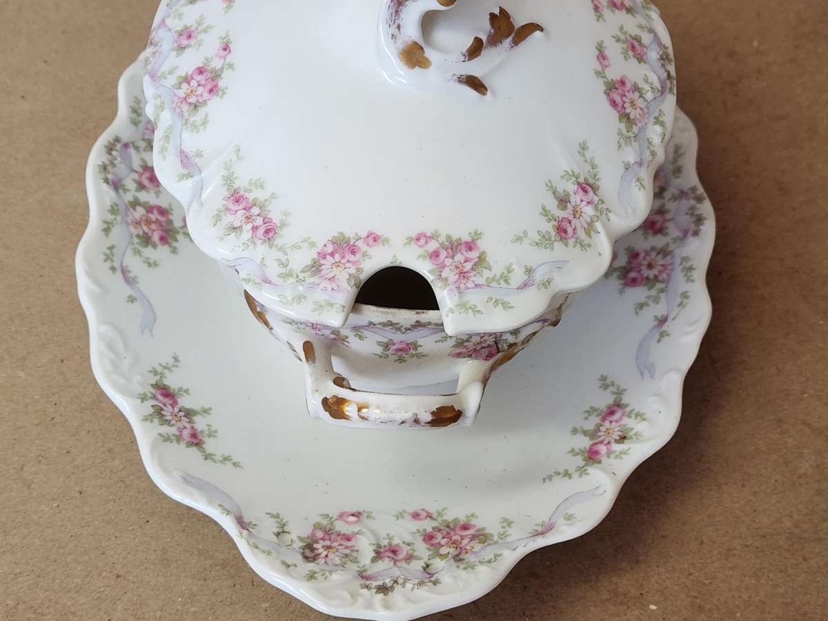 BEAUTIFUL VINTAGE LIMOGES SAUCE BOAT