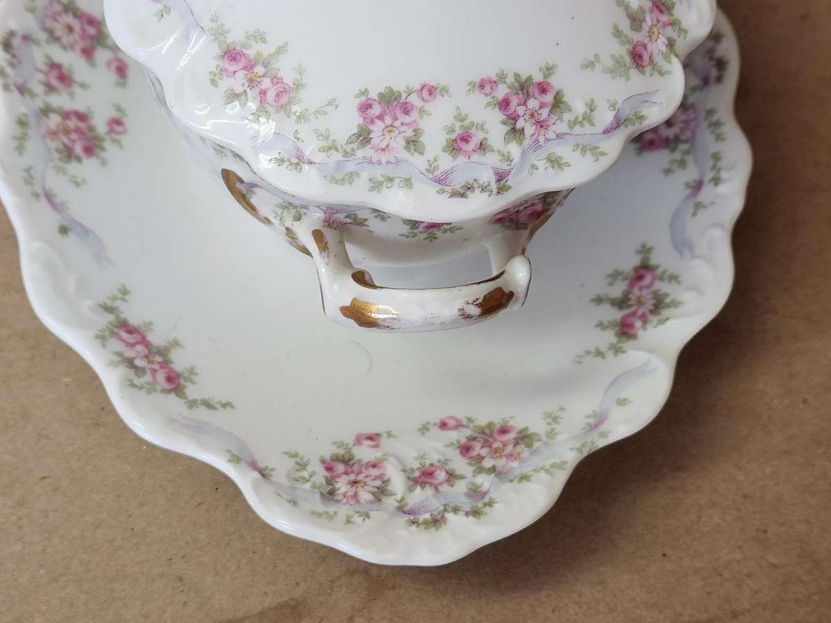 BEAUTIFUL VINTAGE LIMOGES SAUCE BOAT