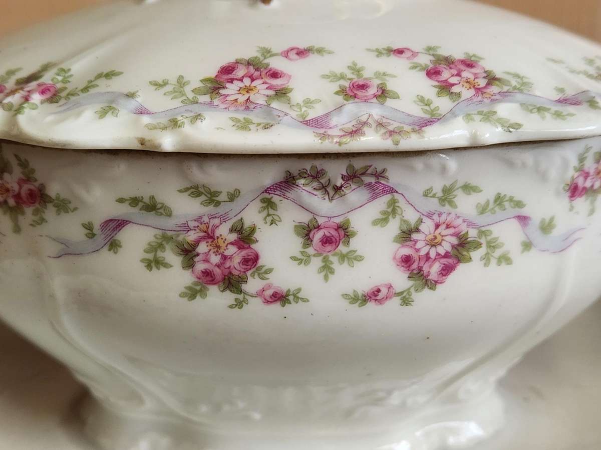 BEAUTIFUL VINTAGE LIMOGES SAUCE BOAT