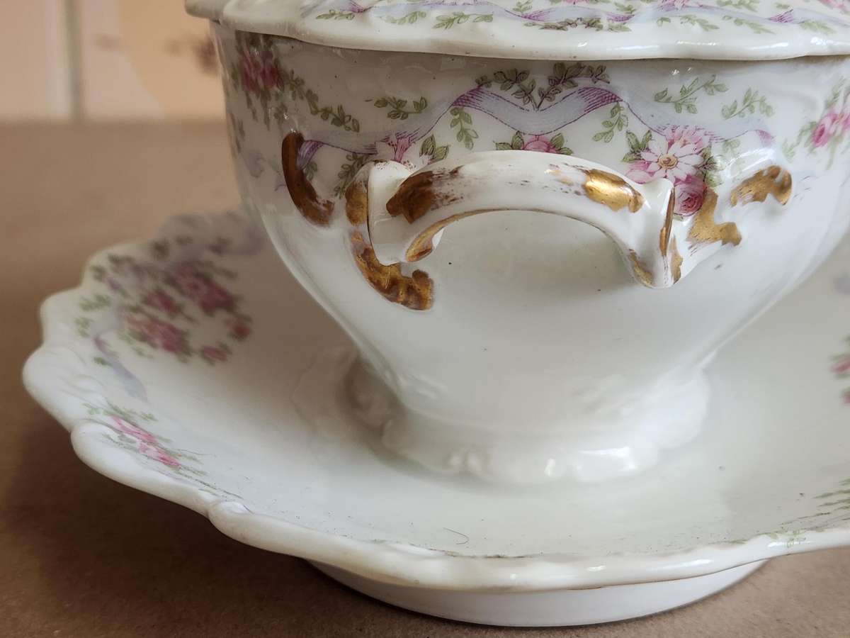 BEAUTIFUL VINTAGE LIMOGES SAUCE BOAT