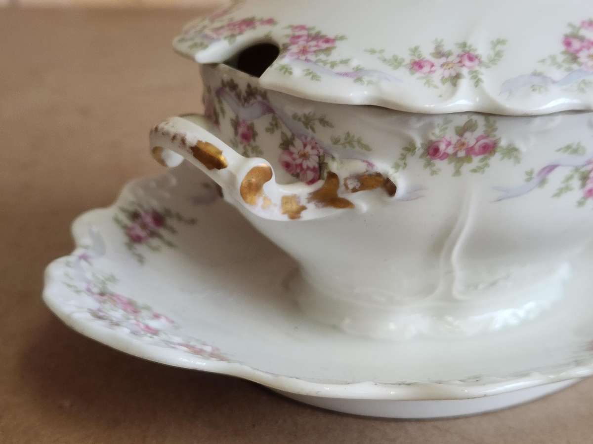 BEAUTIFUL VINTAGE LIMOGES SAUCE BOAT