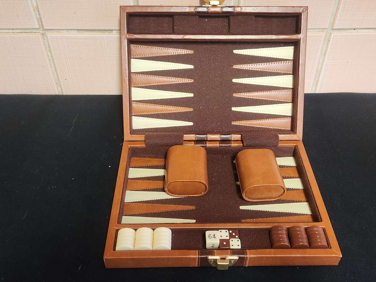BACKGAMMON SET IN A LEATHER BOUND CASE WITH FELT LINING