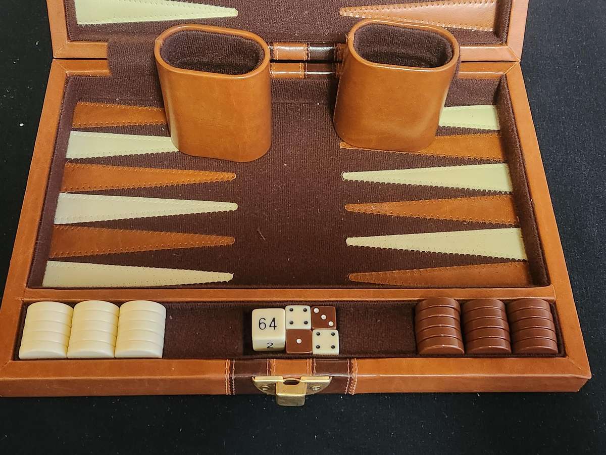 BACKGAMMON SET IN A LEATHER BOUND CASE WITH FELT LINING