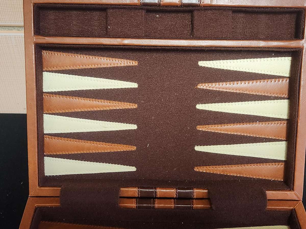 BACKGAMMON SET IN A LEATHER BOUND CASE WITH FELT LINING