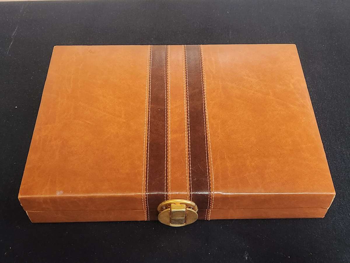 BACKGAMMON SET IN A LEATHER BOUND CASE WITH FELT LINING