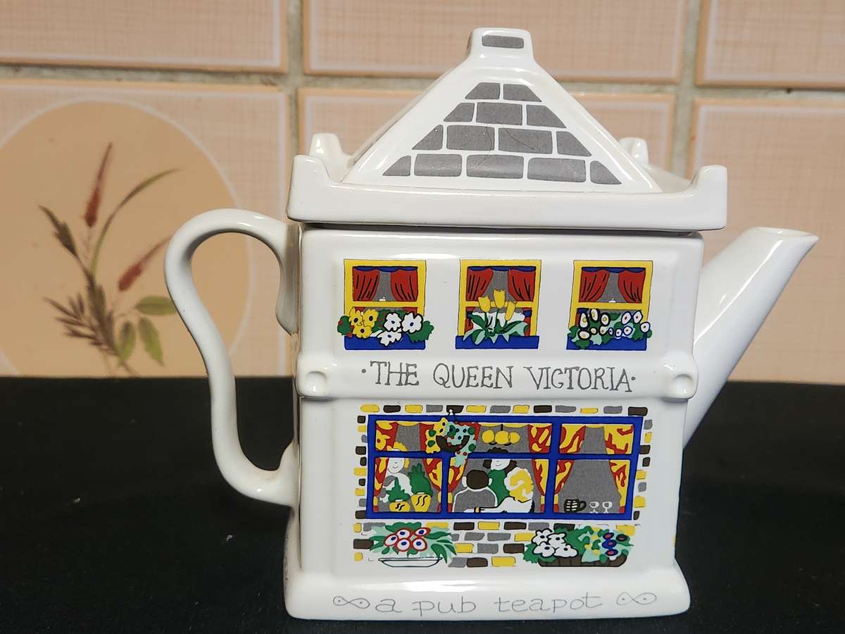 THE QUEEN VICTORIA ENGLISH LIFE TEA POT BY BARRY SMITH AND BARBARA WOOTTON