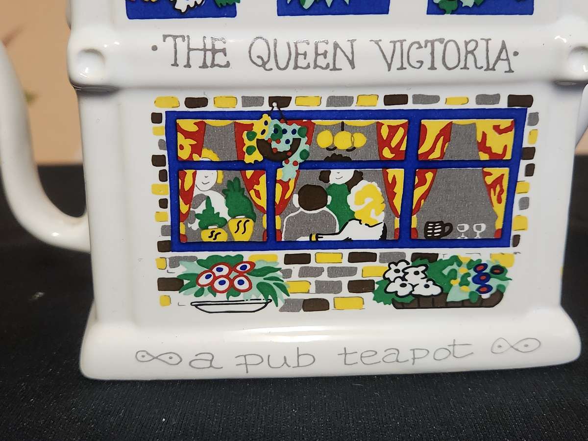 THE QUEEN VICTORIA ENGLISH LIFE TEA POT BY BARRY SMITH AND BARBARA WOOTTON