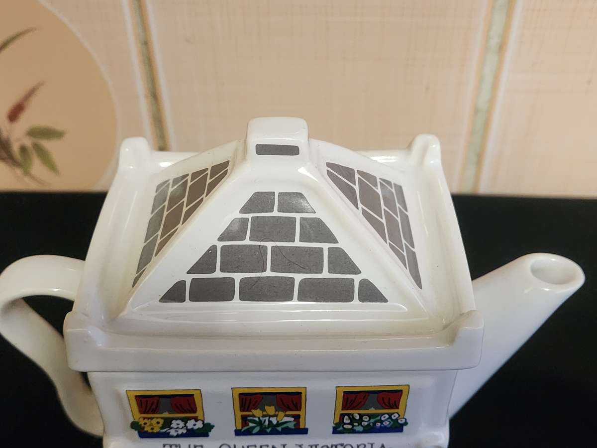 THE QUEEN VICTORIA ENGLISH LIFE TEA POT BY BARRY SMITH AND BARBARA WOOTTON