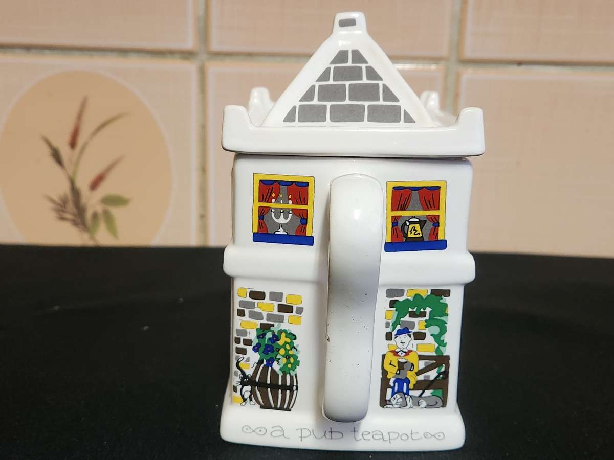 THE QUEEN VICTORIA ENGLISH LIFE TEA POT BY BARRY SMITH AND BARBARA WOOTTON