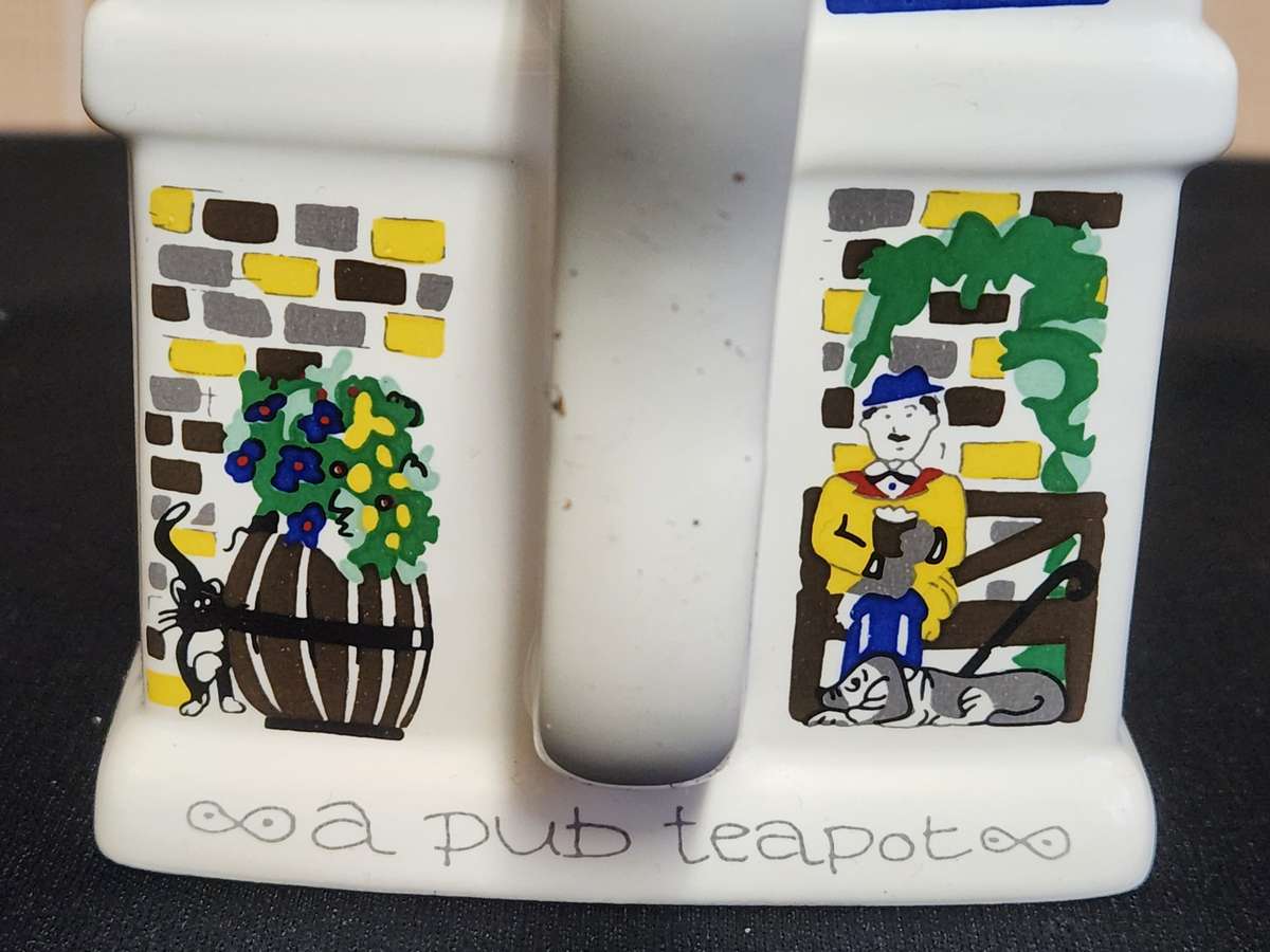 THE QUEEN VICTORIA ENGLISH LIFE TEA POT BY BARRY SMITH AND BARBARA WOOTTON