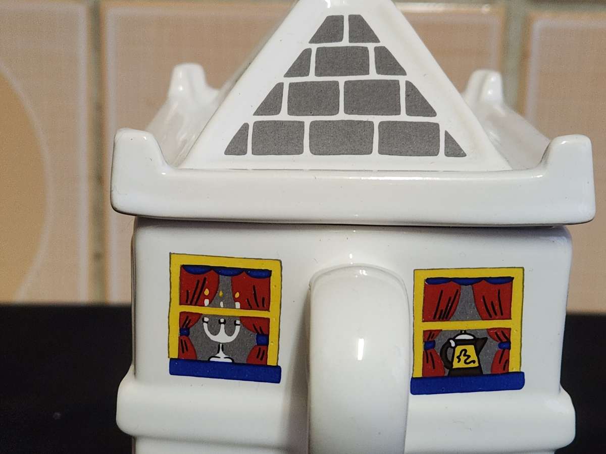 THE QUEEN VICTORIA ENGLISH LIFE TEA POT BY BARRY SMITH AND BARBARA WOOTTON