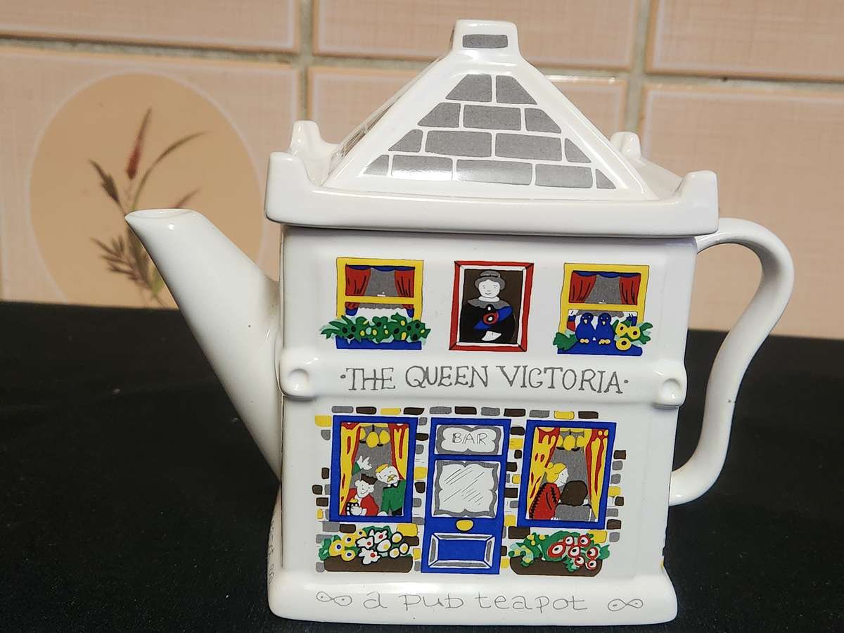 THE QUEEN VICTORIA ENGLISH LIFE TEA POT BY BARRY SMITH AND BARBARA WOOTTON