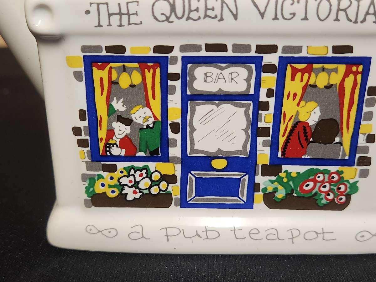 THE QUEEN VICTORIA ENGLISH LIFE TEA POT BY BARRY SMITH AND BARBARA WOOTTON