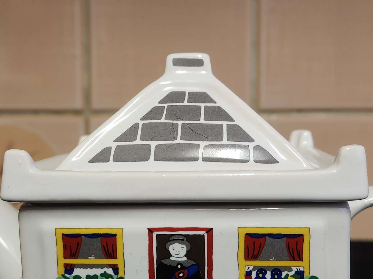 THE QUEEN VICTORIA ENGLISH LIFE TEA POT BY BARRY SMITH AND BARBARA WOOTTON