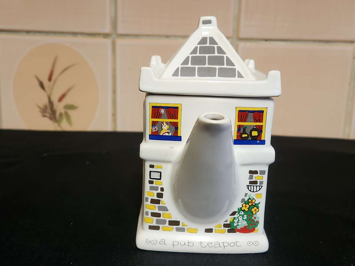 THE QUEEN VICTORIA ENGLISH LIFE TEA POT BY BARRY SMITH AND BARBARA WOOTTON