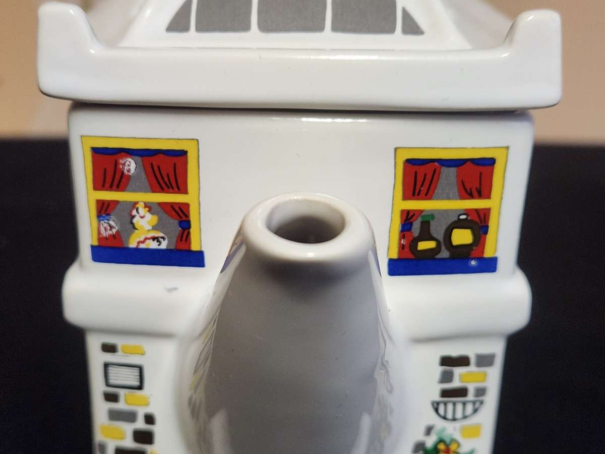 THE QUEEN VICTORIA ENGLISH LIFE TEA POT BY BARRY SMITH AND BARBARA WOOTTON