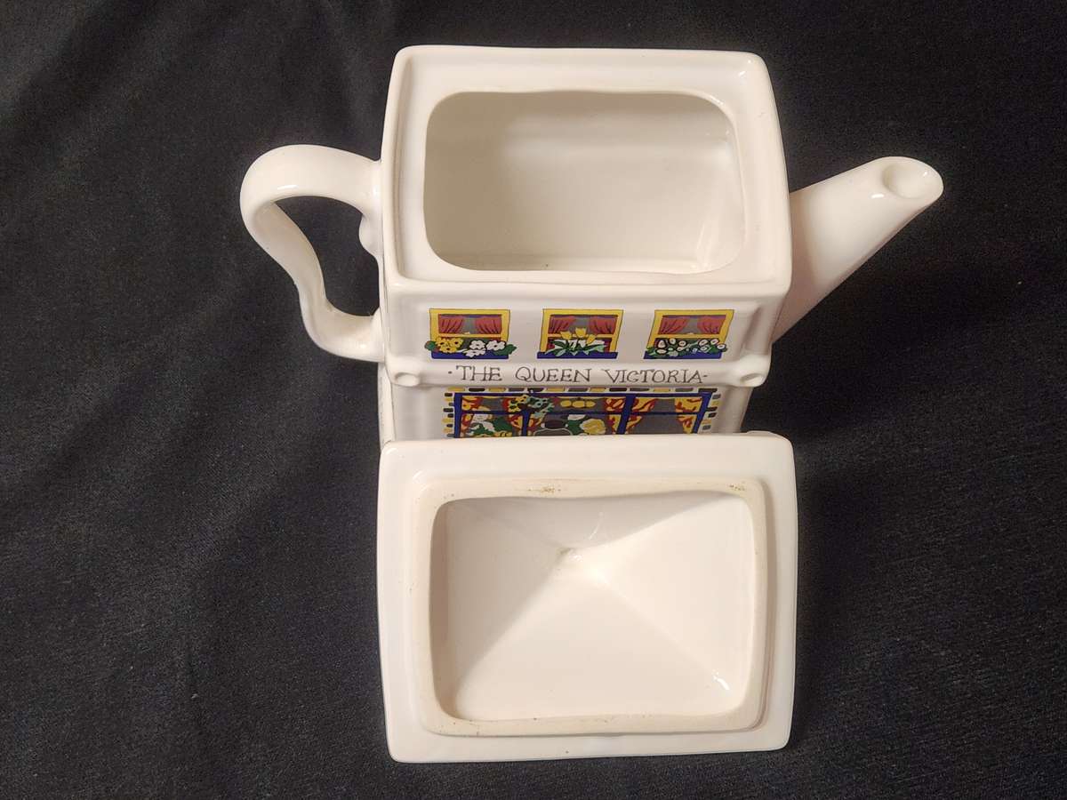 THE QUEEN VICTORIA ENGLISH LIFE TEA POT BY BARRY SMITH AND BARBARA WOOTTON