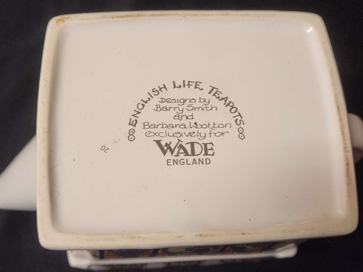 THE QUEEN VICTORIA ENGLISH LIFE TEA POT BY BARRY SMITH AND BARBARA WOOTTON