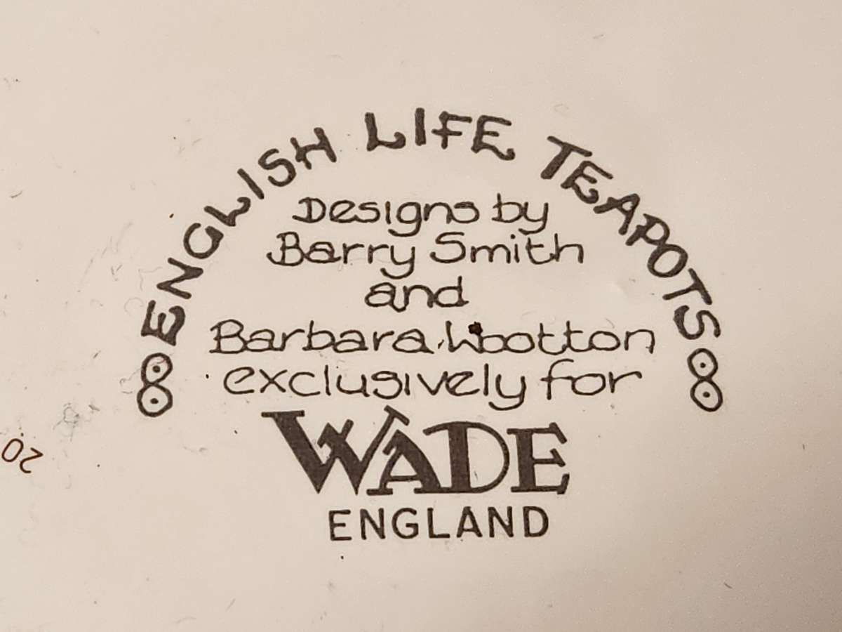 THE QUEEN VICTORIA ENGLISH LIFE TEA POT BY BARRY SMITH AND BARBARA WOOTTON