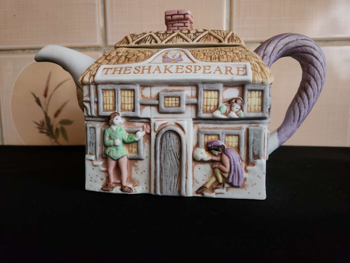 VINTAGE CHRISTOPHER WIEN THE SHAKESPEARE PUB TEA POT
