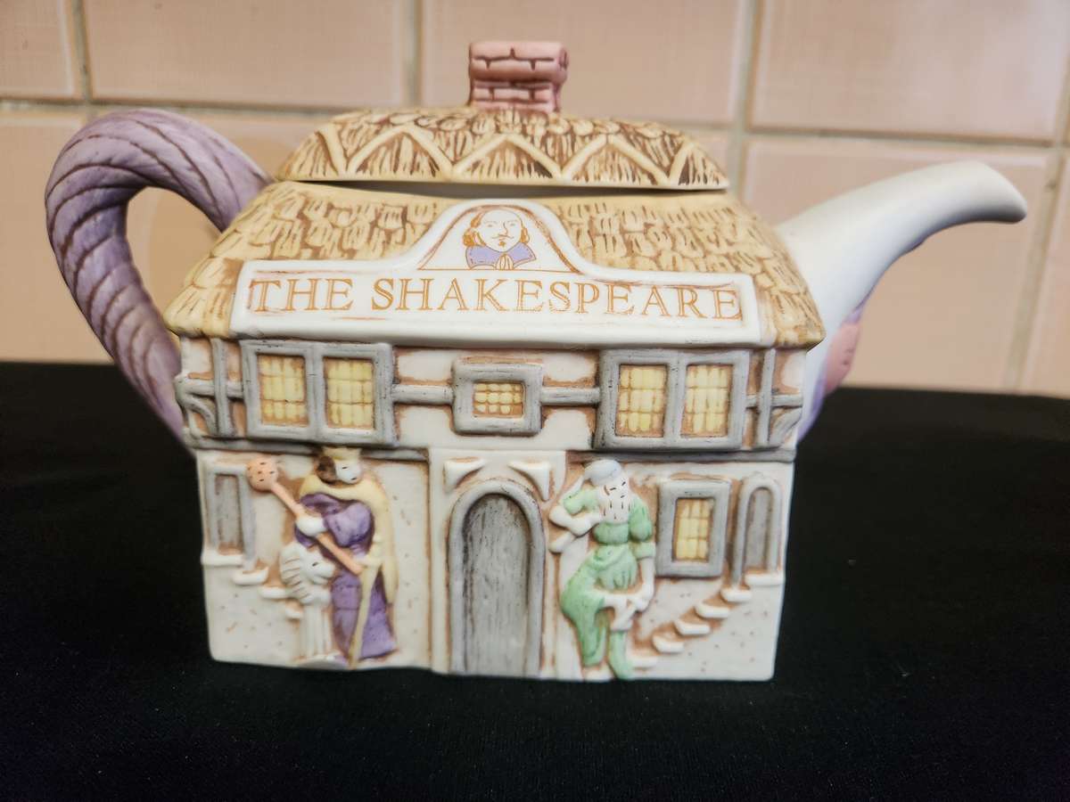 VINTAGE CHRISTOPHER WIEN THE SHAKESPEARE PUB TEA POT
