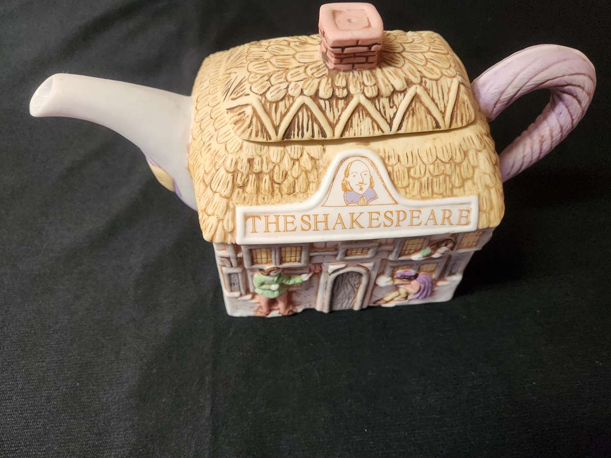 VINTAGE CHRISTOPHER WIEN THE SHAKESPEARE PUB TEA POT