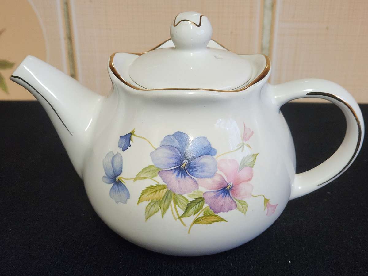 QUAINT LITTLE SADLER WINDSOR TEA FOR TWO PORCELAIN TEA POT