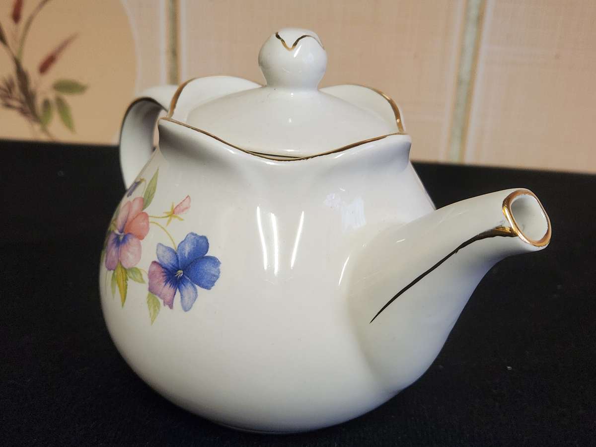 QUAINT LITTLE SADLER WINDSOR TEA FOR TWO PORCELAIN TEA POT