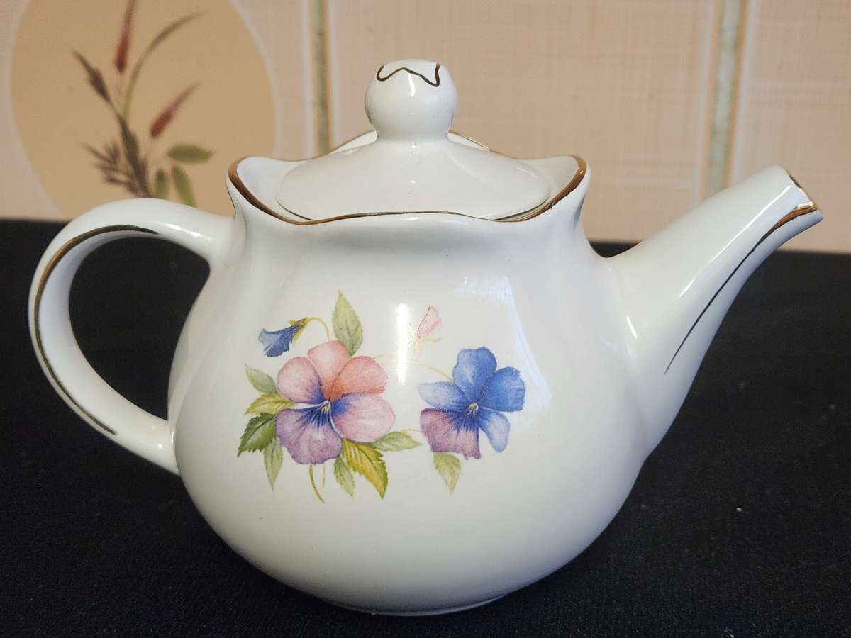 QUAINT LITTLE SADLER WINDSOR TEA FOR TWO PORCELAIN TEA POT