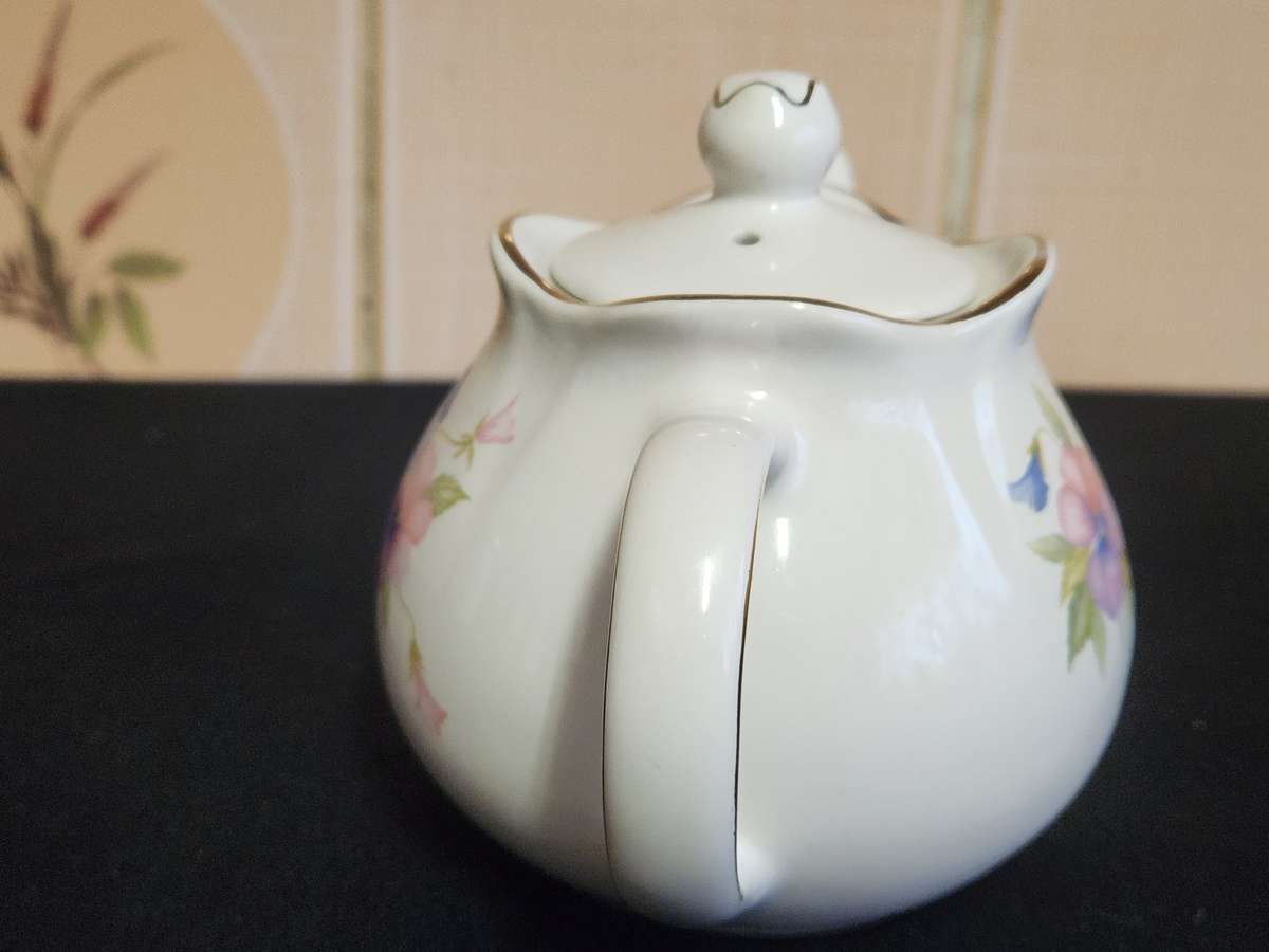 QUAINT LITTLE SADLER WINDSOR TEA FOR TWO PORCELAIN TEA POT