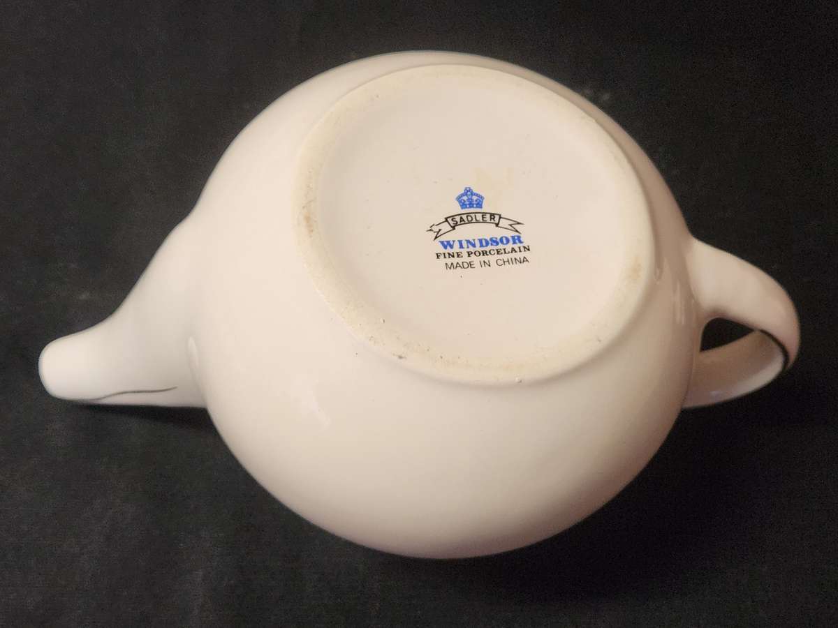 QUAINT LITTLE SADLER WINDSOR TEA FOR TWO PORCELAIN TEA POT