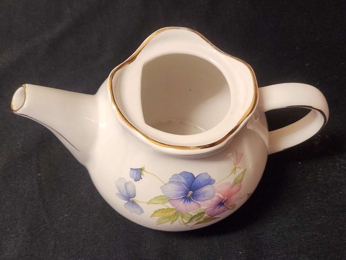 QUAINT LITTLE SADLER WINDSOR TEA FOR TWO PORCELAIN TEA POT