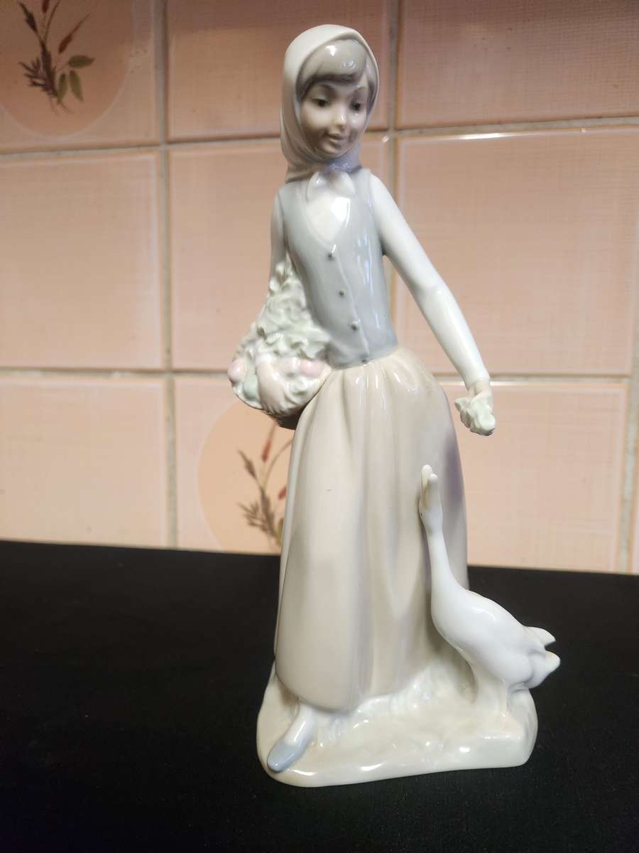 NAO BY LLADRO MADE IN SPAIN PORCELAIN FIGURINE