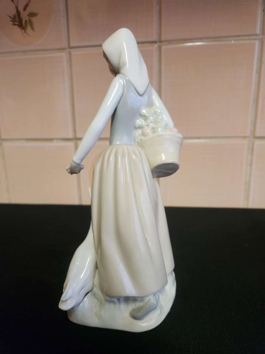 NAO BY LLADRO MADE IN SPAIN PORCELAIN FIGURINE