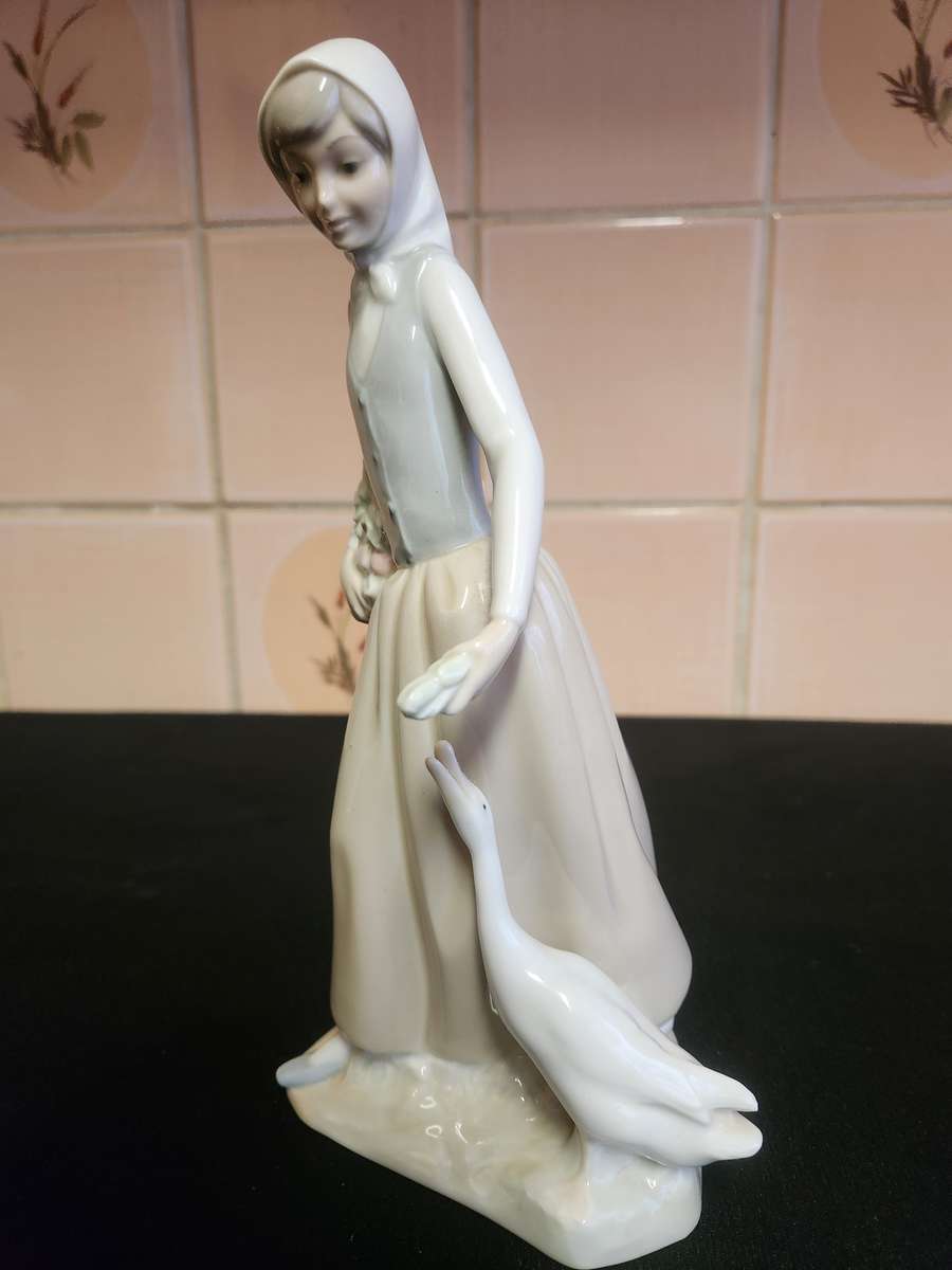NAO BY LLADRO MADE IN SPAIN PORCELAIN FIGURINE
